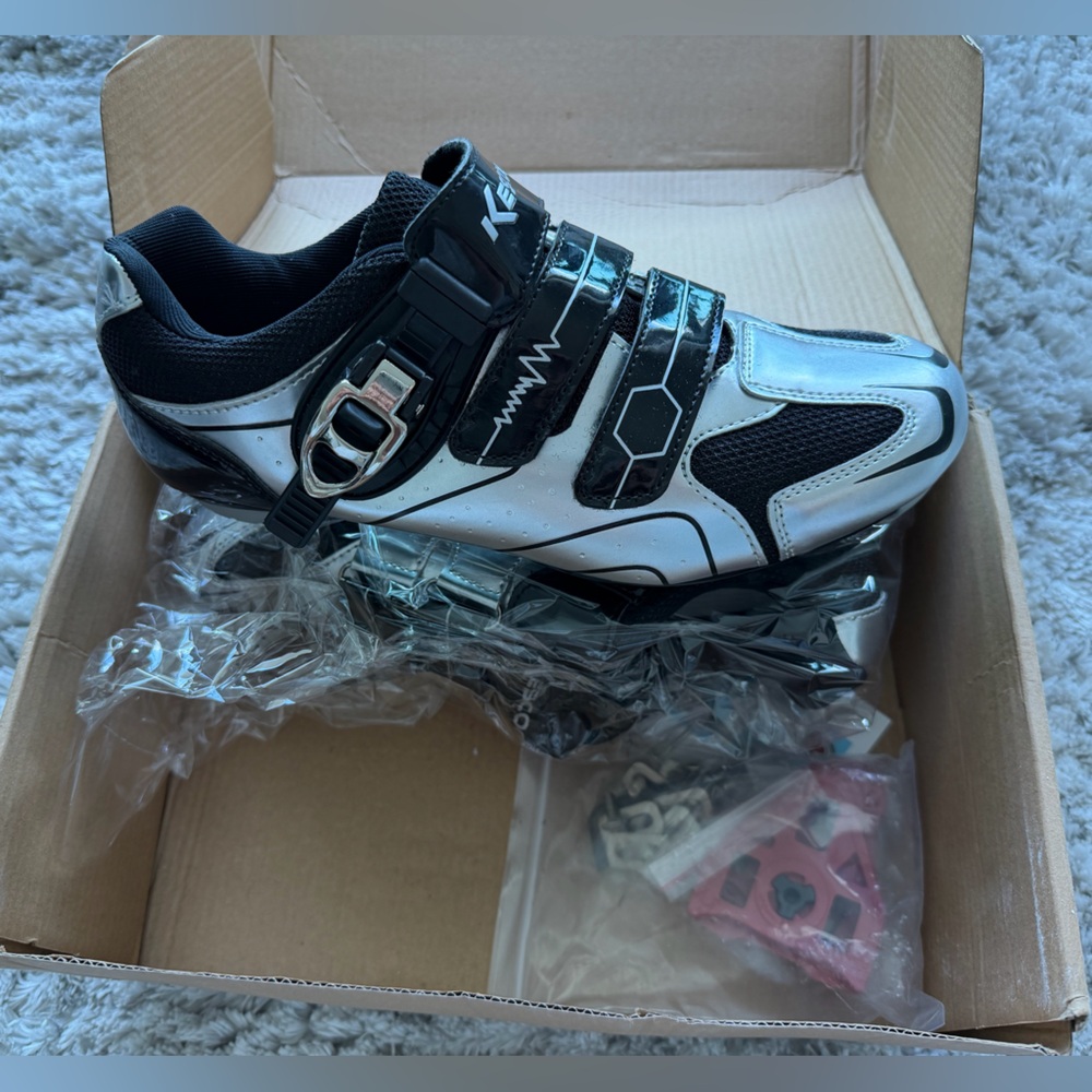 🚴‍♂️ Kescoo Cycling Shoes Silver & Black - Unisex (Men’s 7.5 / Women’s 9)